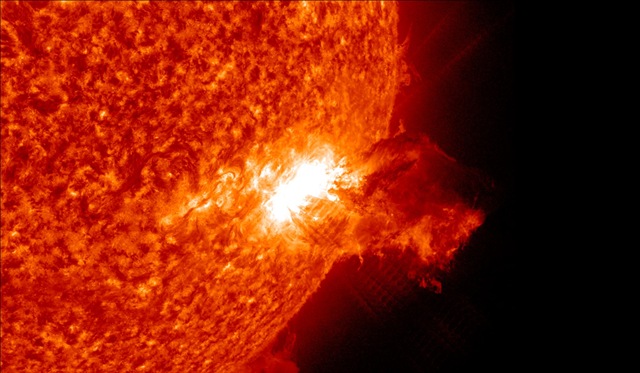 Gigantesque explosion sur la surface du soleil. (vidéo)