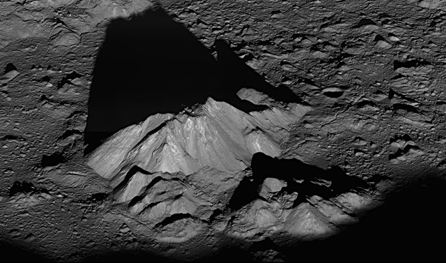 De la Lune : levé de soleil sur les montagnes du cratère Tycho.