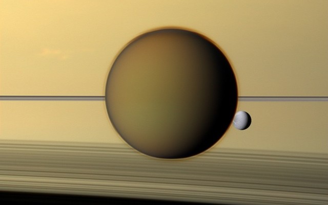 Les magnifiques photos de la plus grande lune de Saturne, Titan, par la sonde Cassini.