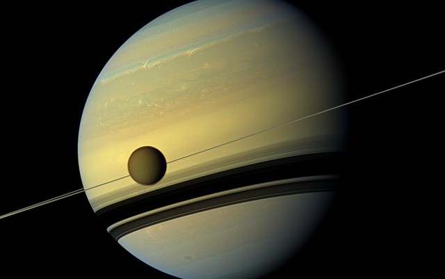 Cassini : un éblouissant regard sur un lent et lointain changement de saison.