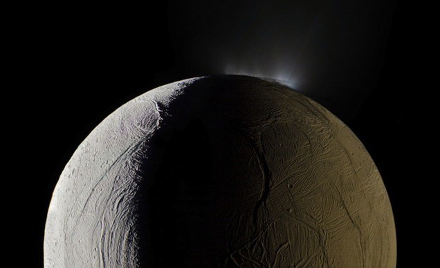 Un gros astéroïde aurait fait s’incliner la lune de Saturne, Encelade