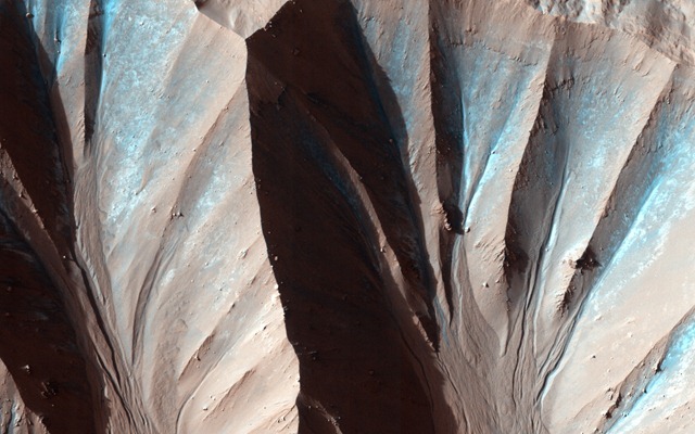 L’image du jour : des canaux formés par l’érosion dans un jeune cratère martien