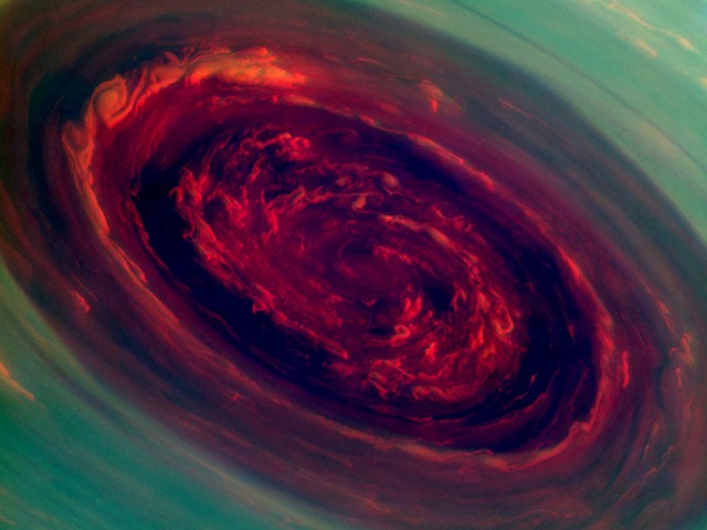 Redécouvrez l’immense vortex rougeoyant de Saturne (vidéo)