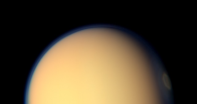 L’océan d’eau de la lune Titan est fermement emballé dans une épaisse coquille de glace