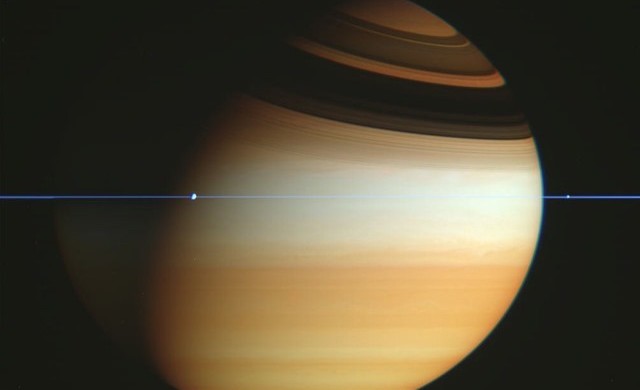 Quand les anneaux de Saturne ne sont plus qu’une fine ligne bleue