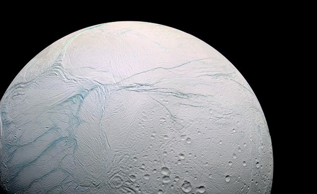 Potentiellement habitable : confirmation de la présence d’un océan dans le sous-sol de la lune Encelade
