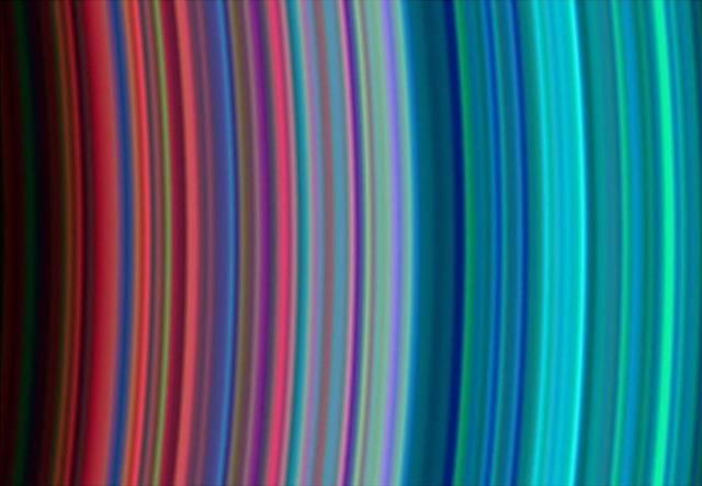 Deux images aux couleurs des anneaux de Saturne, qui laissent apparaitre une autre planète bleue