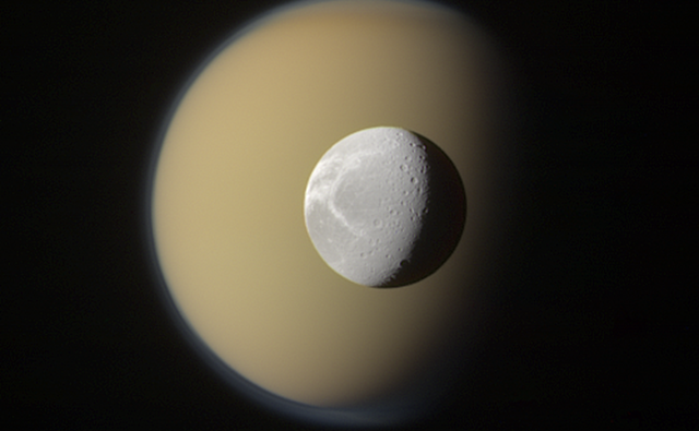 L’image aux superbes détails de la lune de Saturne Dioné devant sa grande sœur Titan