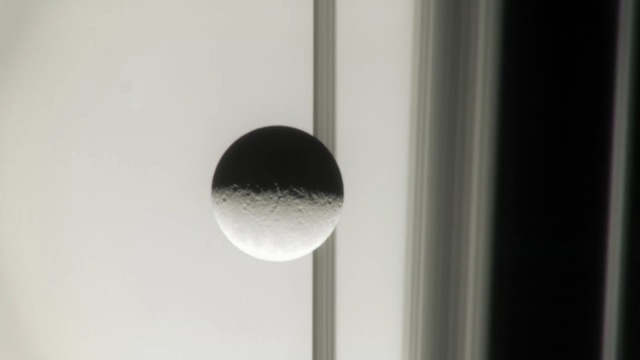 Saturne et ses lunes : un court métrage surréaliste à partir des images de la mission Cassini.
