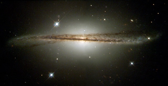 L’image du jour : la délicieuse courbure d’une galaxie spirale.