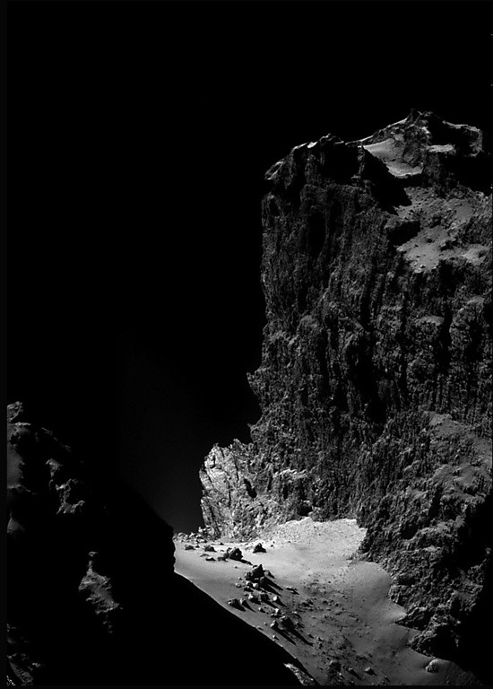Au pied d’une immense falaise sur la comète 67P / Churyumov-Gerasimenko