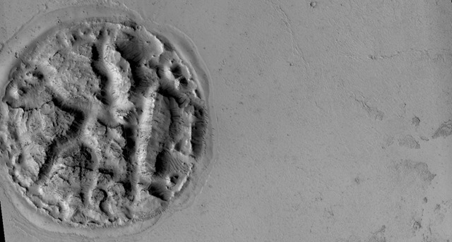 Les scientifiques restent perplexes face à cet étrange monticule circulaire martien