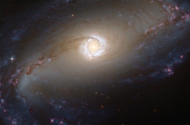 L‘image du jour : naissances et morts dans l’œil du fourneau de la galaxie spirale NGC 1097.