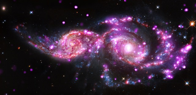 Cette collision galactique offre un violent spectacle qui s’avère fertile