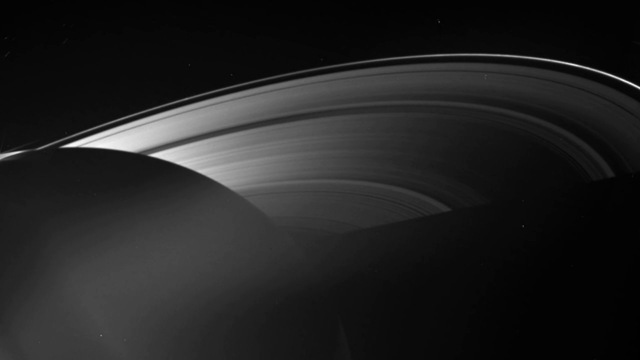 Outer space: la merveilleuse vue réanimée de Cassini et Voyager. (Vidéo)