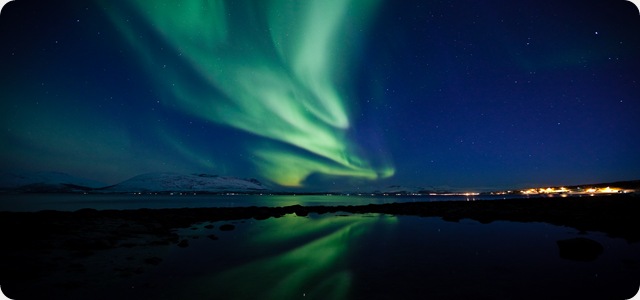 Rideaux de lumière aurorale sur la Norvège.