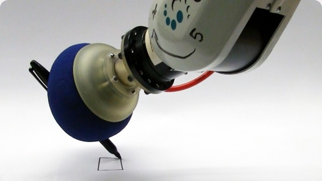 Une nouvelle main robotisée faite d’un ballon rempli de café.