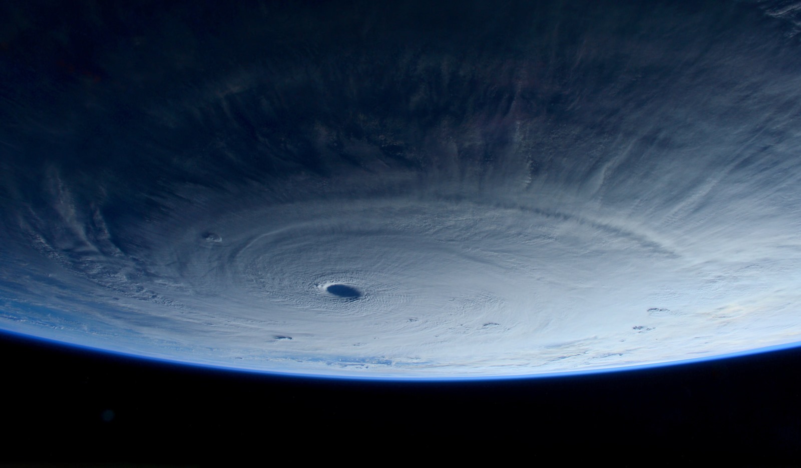Dans l’œil du “super-typhon” Maysak depuis l’espace