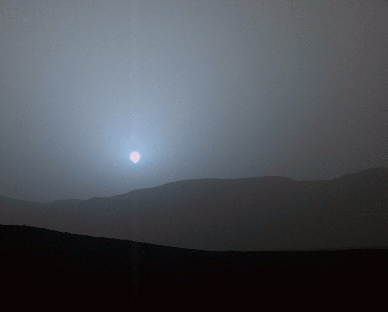 Un magnifique coucher de Soleil bleuté sur la surface de Mars par le Curiosity