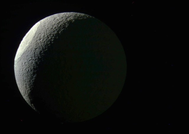 L’iris de Téthys, la lune balafrée de Saturne
