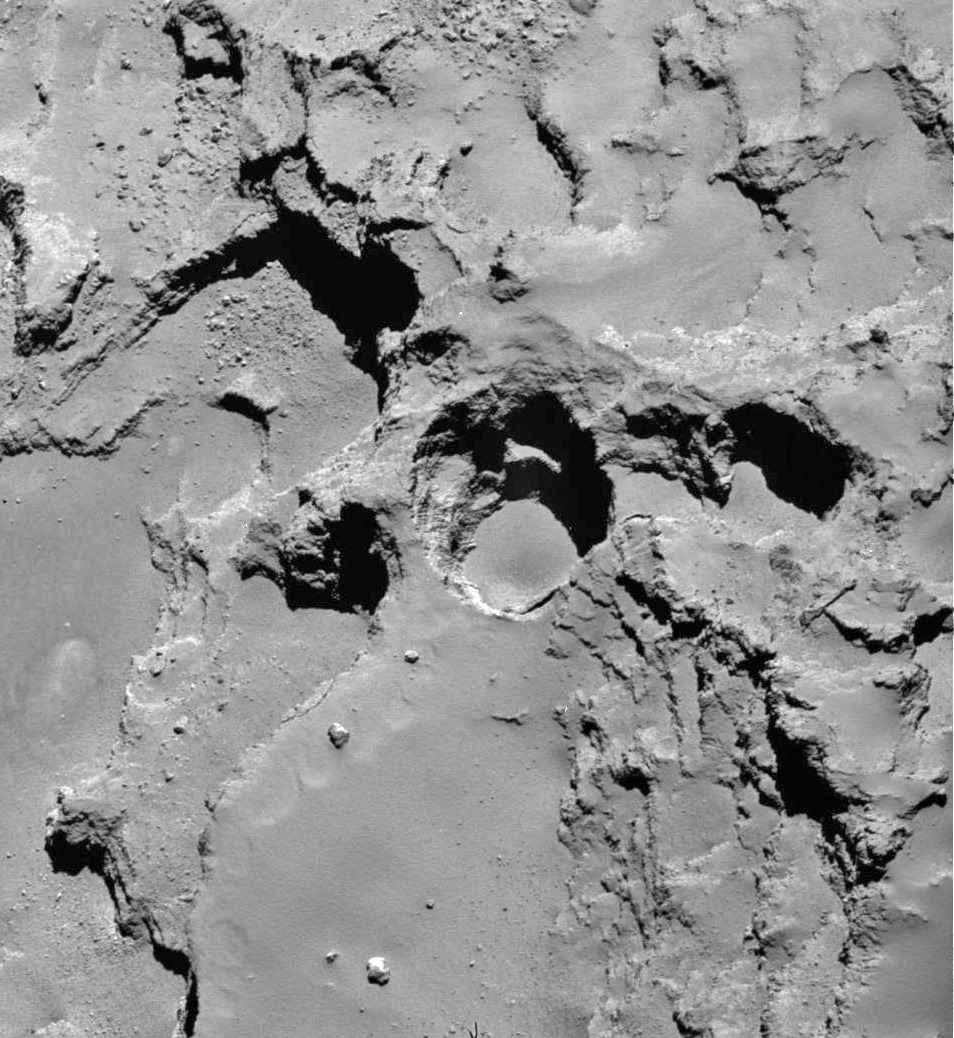 Rosetta observe la comète 67P se transformer en un gros gruyère vaporeux