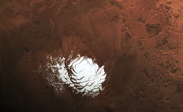 Grande image : du bassin d’Hellas au pôle Sud glacé de Mars