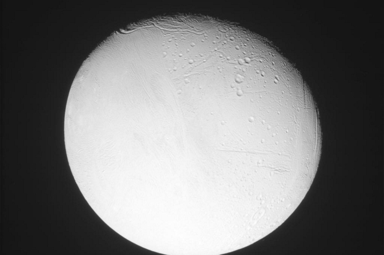 Images : La sonde Cassini profite de l’été sur le pôle Nord de la lune de Saturne Encelade