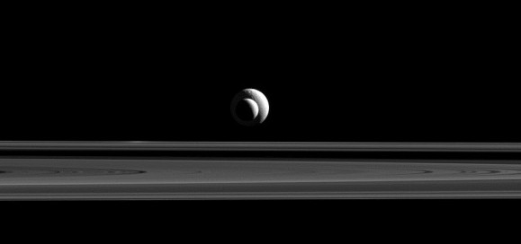 L’alignement presque parfait de la lune de Saturne Encelade avec sa grande sœur Téthys