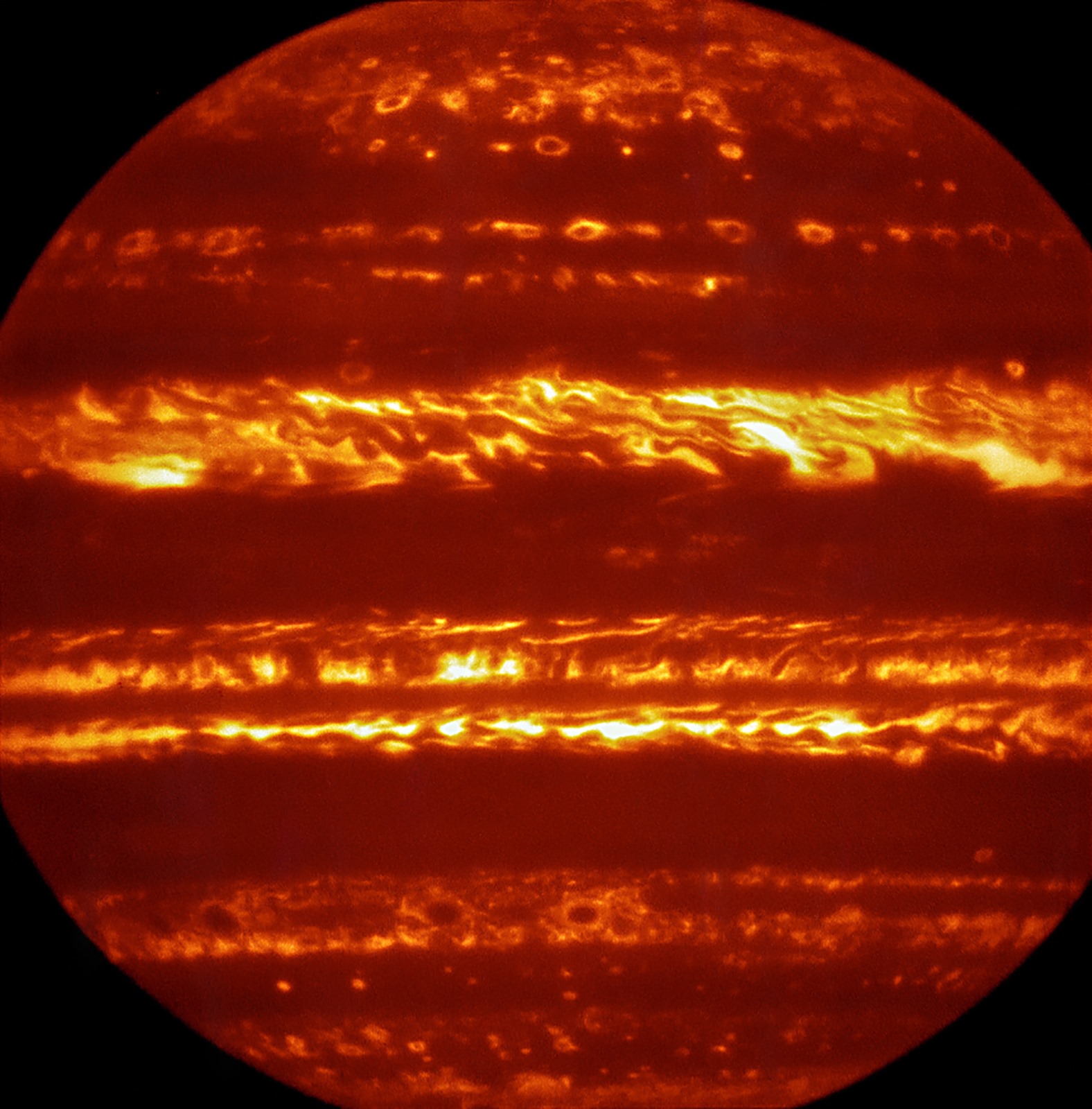 Jupiter sous l’œil du VISIR et de la sonde Juno qui la rejoindra bientôt (Images)