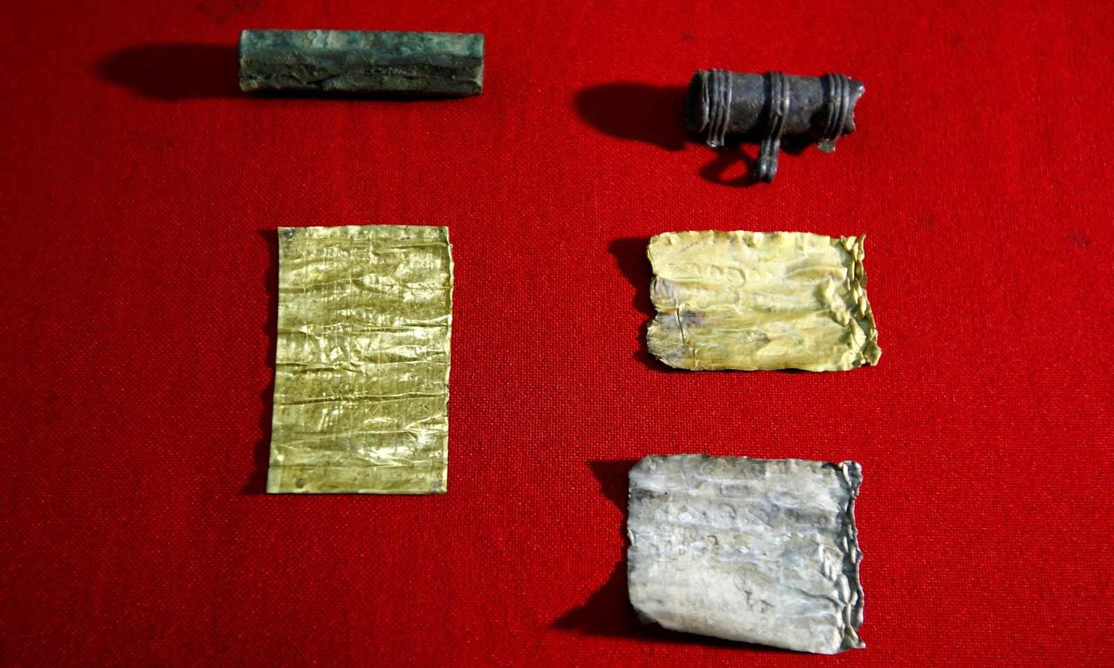 De petits sorts et malédictions en or et argent de 2 000 ans trouvés en Serbie