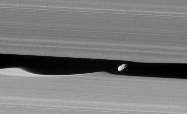 Quand la petite lune Daphnis navigue dans son anneau de Saturne, c’est elle qui créée les vagues