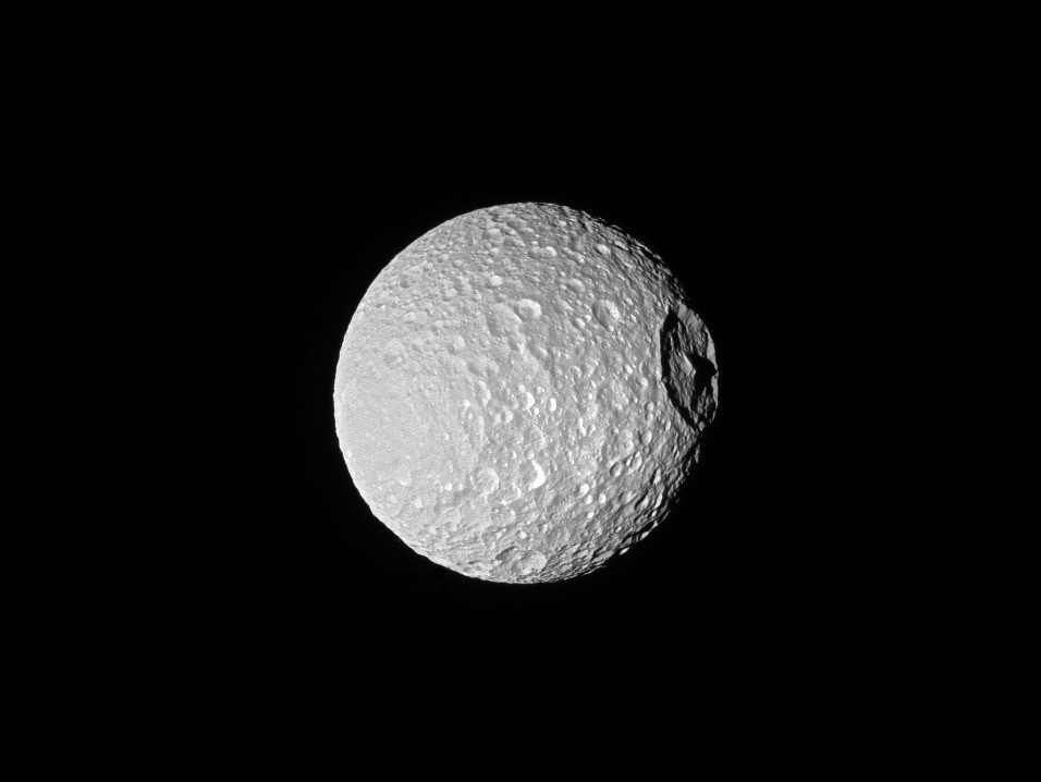 Une nouvelle étude suggère que la lune de Saturne, Mimas, possède un jeune océan en expansion
