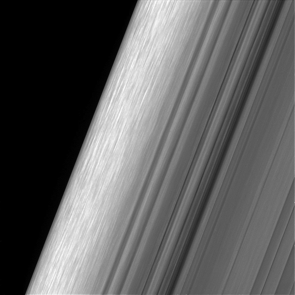 Images : la sonde Cassini n’a jamais été aussi près des anneaux de Saturne