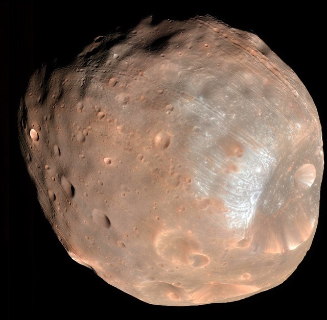 Comment ces rainures, à la surface de la lune Phobos, auraient-elles pu être produites par la planète Mars ?