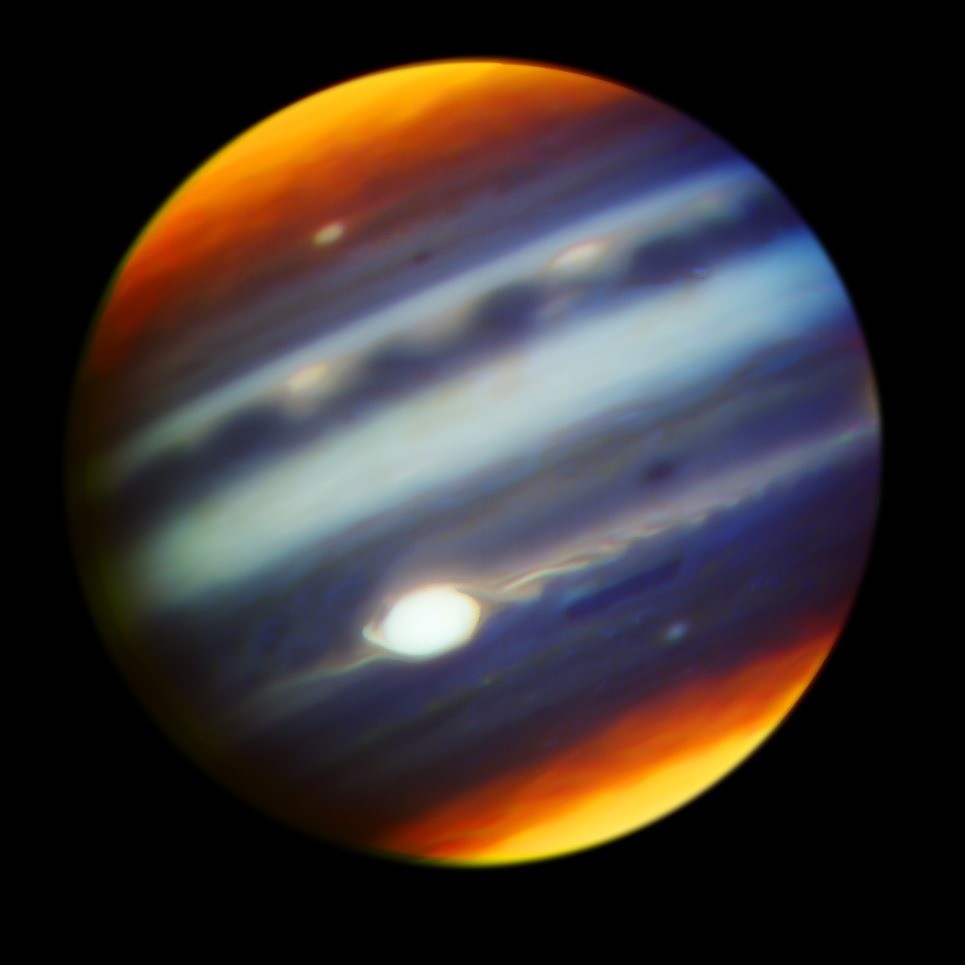 Deux images de Jupiter : une perle et son collier de perles