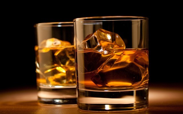 Au niveau moléculaire, les amateurs de whisky ont raison d’y rajouter de l’eau