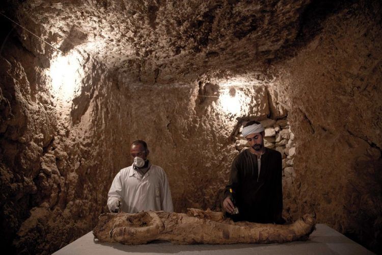30 ans après, des archéologues se décident à fouiller des tombes égyptiennes pour y découvrir une momie