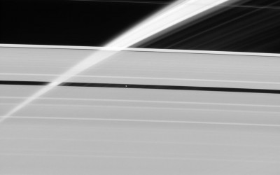 La nature translucide des anneaux de Saturne révélée dans cette image de la sonde Cassini