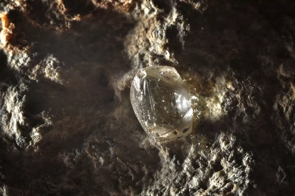 Des cristaux de glace incrustés dans des diamants révèlent des poches d’eau profondément insérées dans le manteau de la Terre