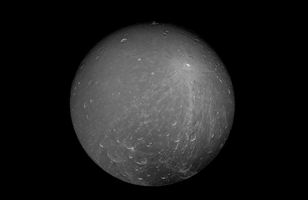 Portrait de la lune glacée de Saturne, Dioné, qui pourrait aussi cacher un océan sous sa surface gelée