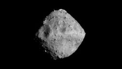 Tel un dé à 8 faces, l’astéroïde Ryugu apparait dans l’objectif de la sonde Hayabusa 2