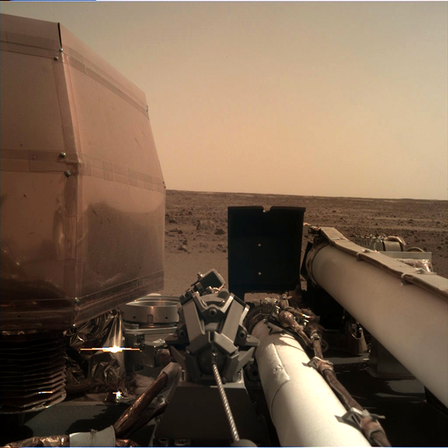 Depuis son atterrissage sur Mars, l’atterrisseur InSight a déployé ses panneaux solaires et transmis un selfie