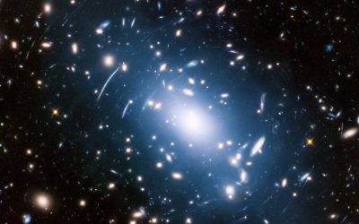 Les astronomes peuvent désormais " voir " la matière noire dans la lumière des étoiles entre les amas de galaxies
