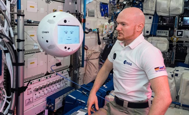 Les astronautes de la station spatiale profitent désormais d’un nouveau compagnon robotique flottant disposant d’une intelligence artificielle