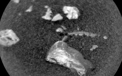 L’astromobile Curiosity a repéré une roche très brillante sur la surface martienne
