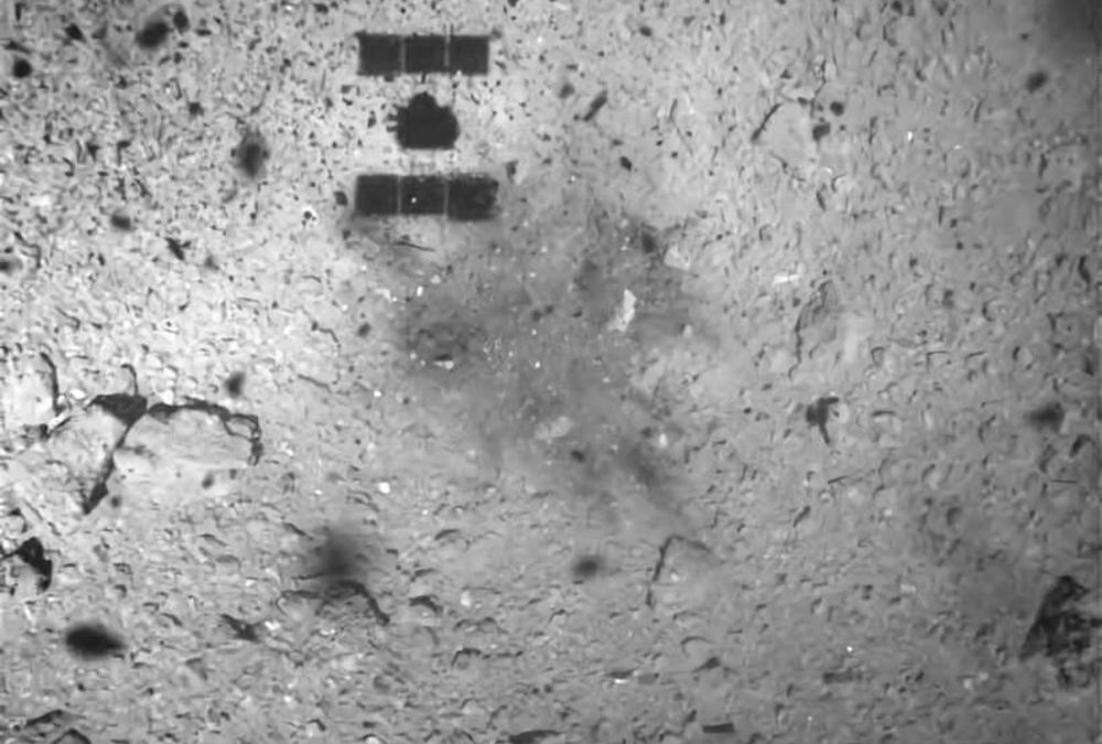 L’ombre et les traces laissées sur un astéroïde par une très lointaine sonde japonaise