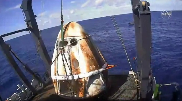 Mission historique accomplie : le véhicule spatial Crew Dragon de SpaceX est grillé mais intact après sa rentrée de l’espace (Vidéo)