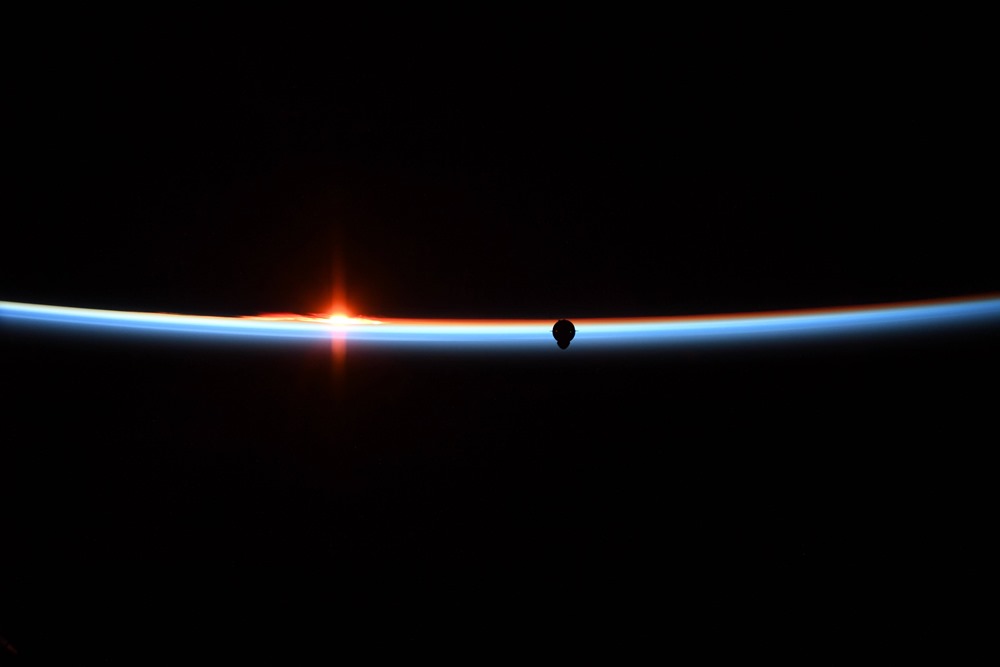 Une belle photo de la capsule SpaceX Crew Dragon à l’approche de la Station spatiale internationale