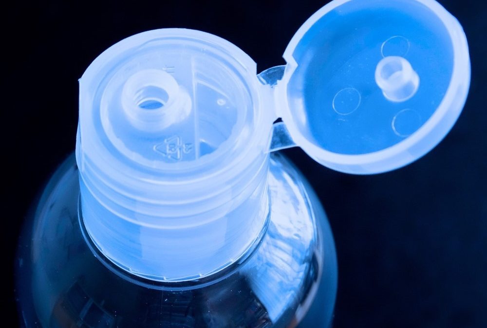 Le simple fait d’ouvrir une bouteille en plastique libère une pollution de microplastiques