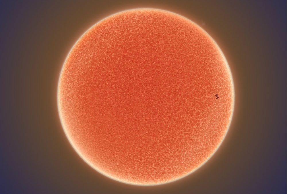 Notre soleil est moins actif que les autres étoiles du même genre : est-il naturellement calme ou traverse-t-il simplement une phase ?